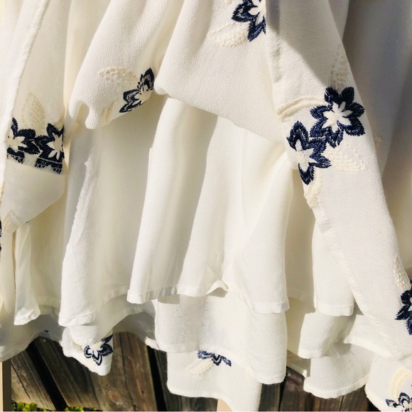🛍️ On the Road. White with Blue Flowers Long Sleeved Dress Small - Picture 7 of 12